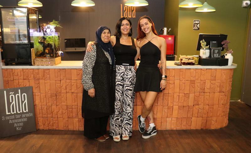 Annesi ve kızıyla birlikte açtığı işletmede Gaziantep lezzetlerini Bursalılarla buluşturan