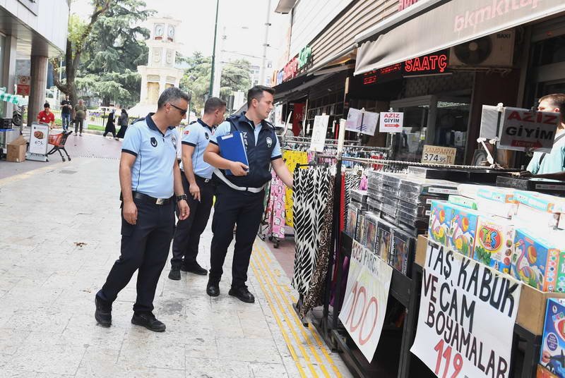 Osmangazi Belediyesi Zabıta Müdürlüğü ekipleri, kaldırımlarda görme engelliler için oluşturulan