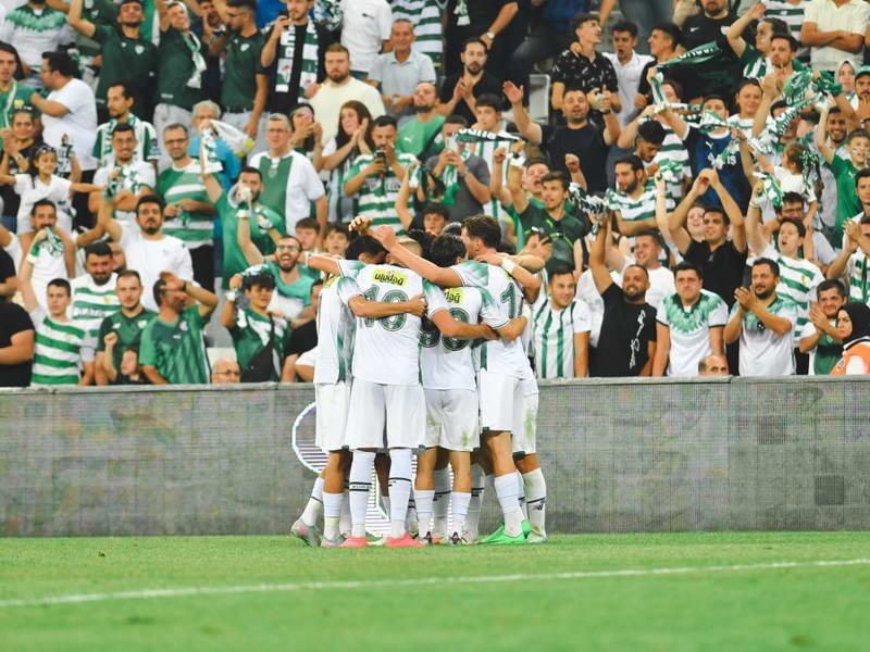 Bursaspor yeni sezon çalışmaları kapsamında hazırlık maçında Eskişehirspor’u ağırladı. Atatürk