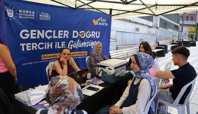 Bursa Büyükşehir Belediyesi, üniversiteye hazırlık sürecinde olduğu gibi tercih döneminde