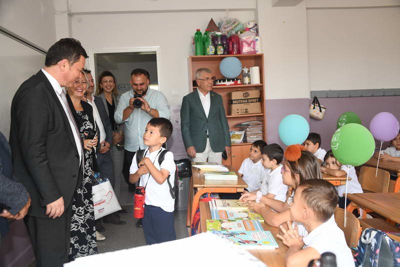 Osmangazi Belediye Başkanı Erkan Aydın, yeni eğitim-öğretim yılının ilk gününde
