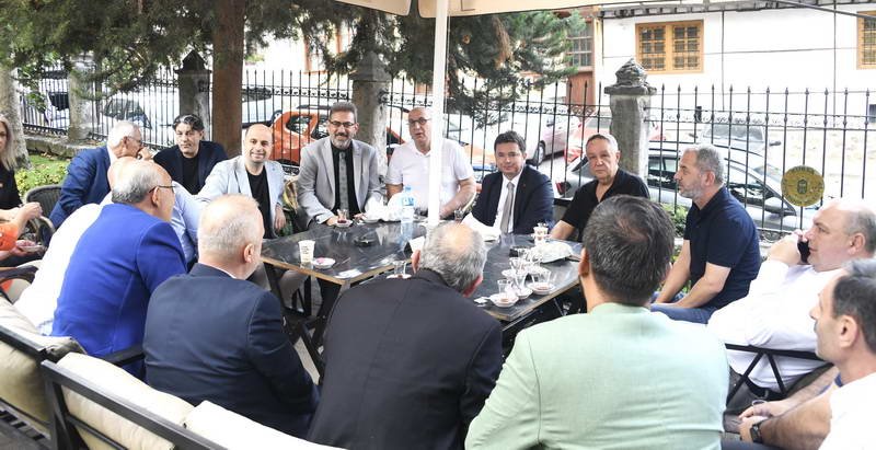 Her hafta bir mahalleyi ziyaret ederek vatandaşlarla bir araya gelen