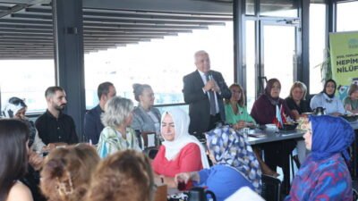 Nilüfer Belediye Başkanı Şadi Özdemir, ilçedeki kadın derneklerinin temsilcileriyle bir
