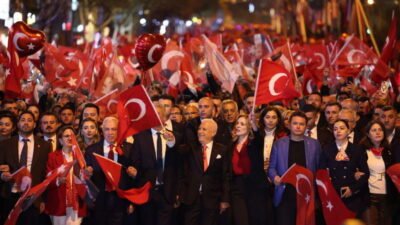 Bursa Büyükşehir Belediyesi ve Nilüfer Belediyesi tarafından düzenlenen “Cumhuriyet Yürüyüşü”ne