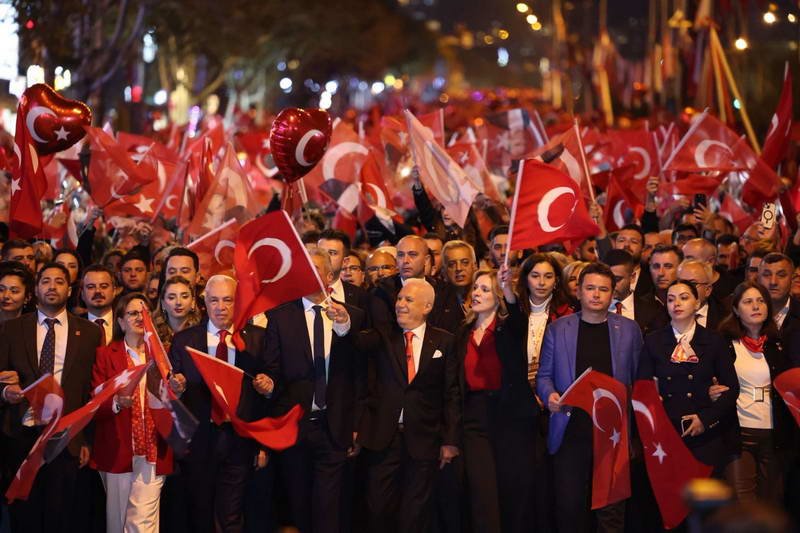 Bursa Büyükşehir Belediyesi ve Nilüfer Belediyesi tarafından düzenlenen “Cumhuriyet Yürüyüşü”ne
