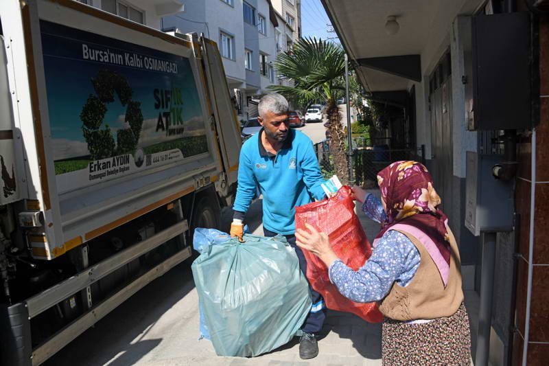 Çevre ve geri dönüşüm konusunda geliştirdiği projelerle adından sıkça söz