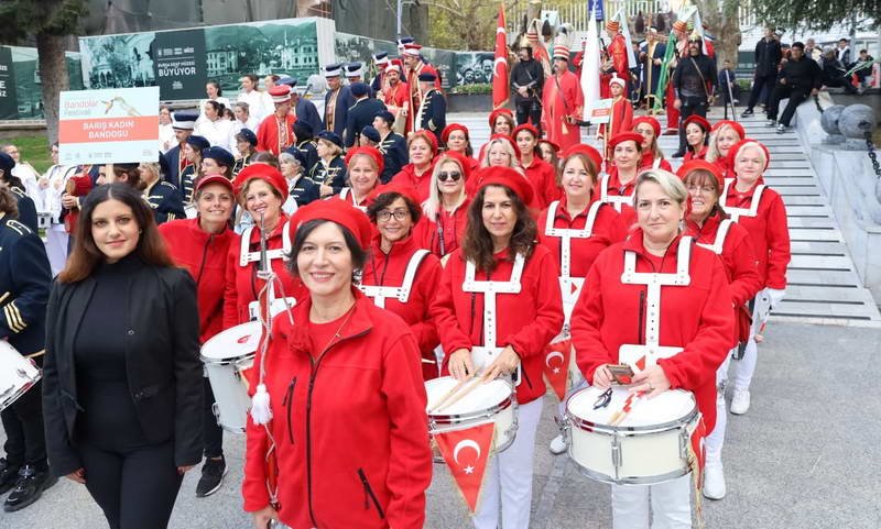 Bursa Büyükşehir Belediyesinin farklı kültürler, renkli kostümler, coşkulu marşlar ve