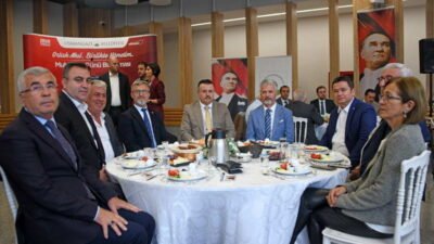 Bursa Osmangazi’de Muhtarlar Günü buluşması gerçekleşti. Osmangazi Belediye Başkanı Erkan