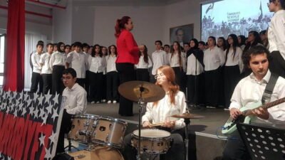 Cumhuriyetimizin 102. yılı kutlamaları kapsamında Bursa Erkek Lisesi öğrencileri, anlamlı