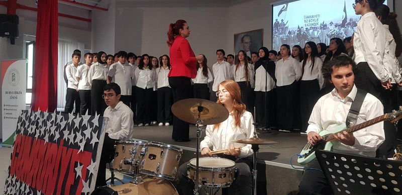 Cumhuriyetimizin 102. yılı kutlamaları kapsamında Bursa Erkek Lisesi öğrencileri, anlamlı