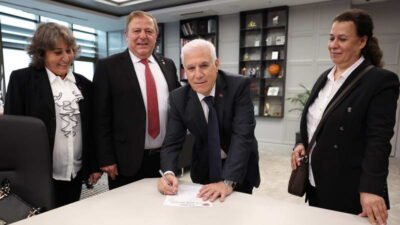 Bursa Büyükşehir Belediye Başkanı Mustafa Bozbey, üye giriş belgesini imzaladığı
