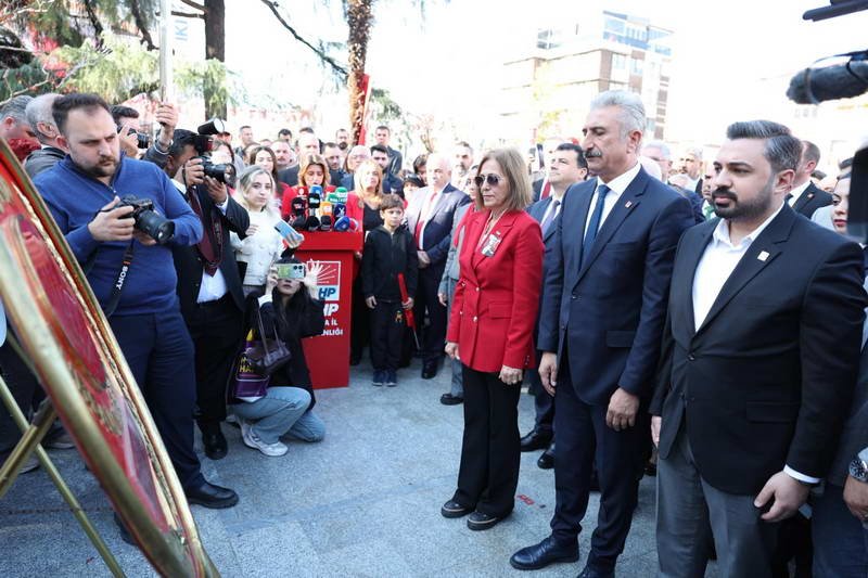 CHP Bursa İl Başkanlığı Cumhuriyet'in kuruluşunun 102. yılında Heykel Atatürk