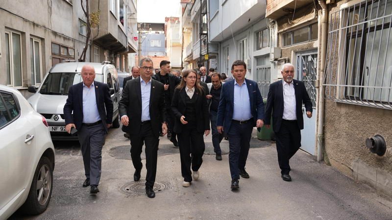 Osmangazi Belediye Başkanı Erkan Aydın, cuma namazı çıkışı mahalle ziyaretlerini