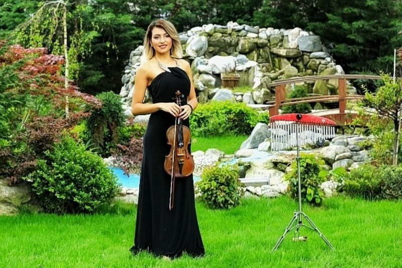 Müzik kariyerini yeni single projeleriyle taçlandıran ve bu alanda kalıcı