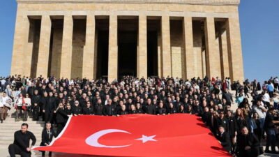 Bursa Büyükşehir Belediye Başkanı Mustafa Bozbey ve Büyükşehir bürokratları Atatürk’ün