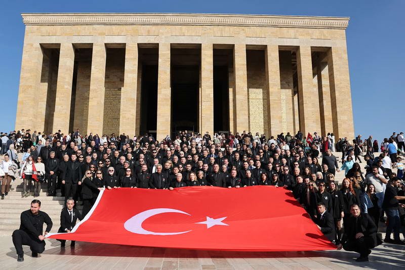 Bursa Büyükşehir Belediye Başkanı Mustafa Bozbey ve Büyükşehir bürokratları Atatürk’ün