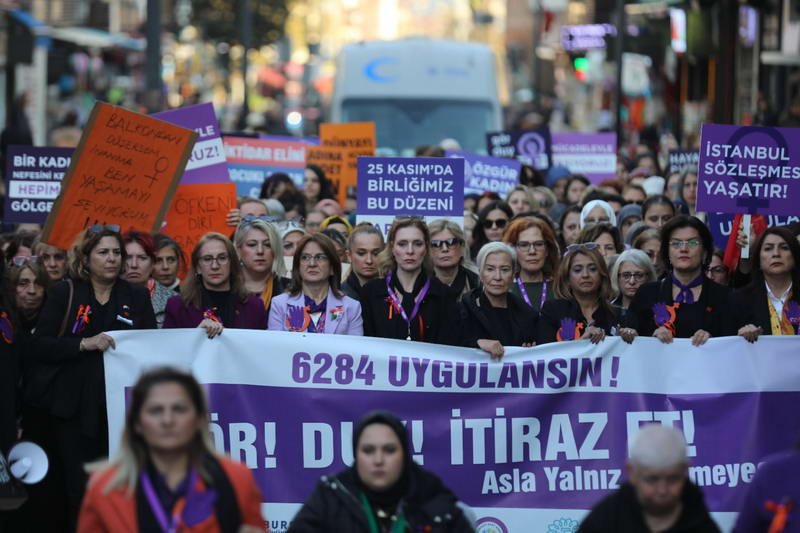 Büyükşehir Belediyesi ve Bursa Kent Konseyi öncülünde 25 Kasım Kadına