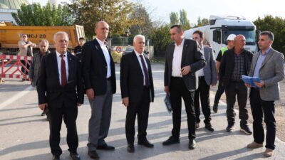 Bursa Büyükşehir Belediyesi’nin Gürsu da yürüttüğü asfalt yenileme ve yol