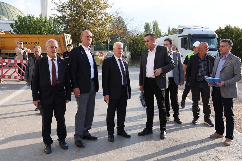 Bursa Büyükşehir Belediyesi’nin Gürsu da yürüttüğü asfalt yenileme ve yol