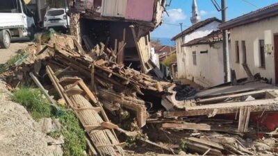 Mudanya’nın Tirilye Mahallesi’nde “Tabut Ev” olarak bilinen kerpiç yapı, 13