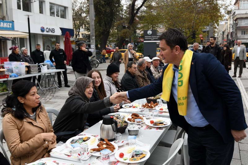 Osmangazi Belediye Başkanı Erkan Aydın, mahalle ziyaretleri kapsamında İstiklal Mahallesi