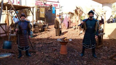 Dede Korkut hikayeleri dinleyen, tarihi Türk obasını ziyaret edip çocuk