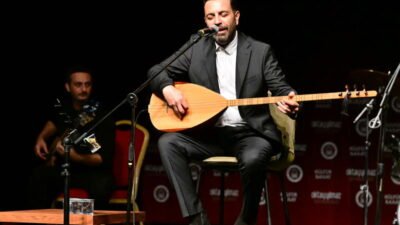 Barış Manço Kültür Merkezi’nde gerçekleştirilen konsere vatandaşlar yoğun ilgi gösterdi.