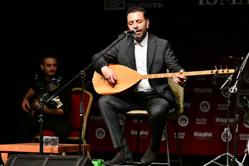 Barış Manço Kültür Merkezi’nde gerçekleştirilen konsere vatandaşlar yoğun ilgi gösterdi.