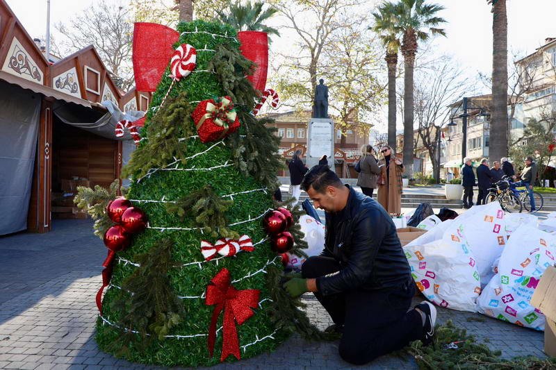 Mudanya Belediyesi, yeni yıl heyecanını kentin merkezine taşıyor. Mütareke Meydanı’nda
