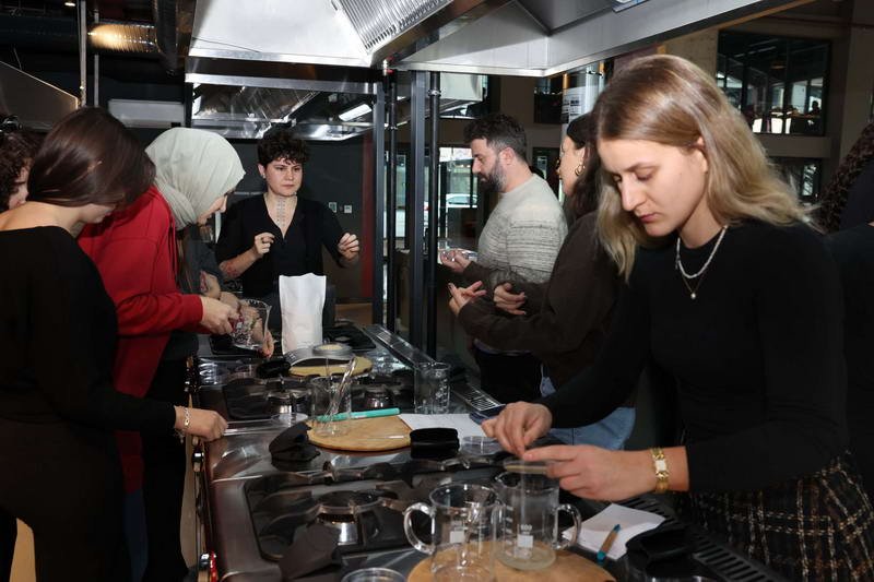 Nilüfer Belediyesi Pancar Deposu’nda sanatçı Nergiz Yeşil’in yürütücülüğünde düzenlenen Biyoplastik