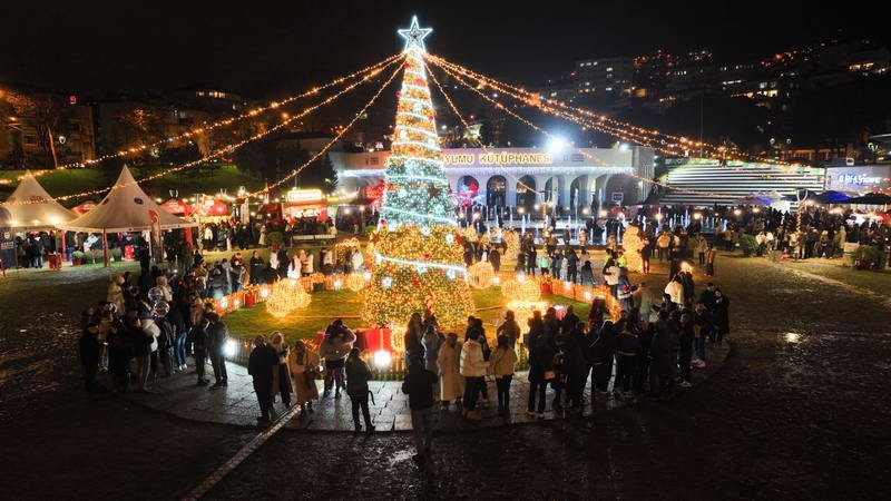 Bursa Büyükşehir Belediyesi tarafından oluşturulan ‘Bursa Yeni Yıl Meydanı’, konserlerden