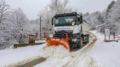 Bursa Büyükşehir Belediyesi, kent genelinde etkili olan kar yağışı nedeniyle