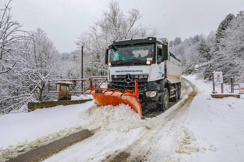 Bursa Büyükşehir Belediyesi, kent genelinde etkili olan kar yağışı nedeniyle