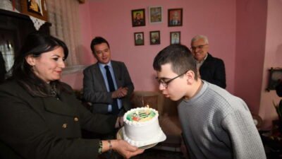 Topluma dokunan çalışmalarıyla gönüllerde iz bırakan Osmangazi Belediye Başkanı Erkan