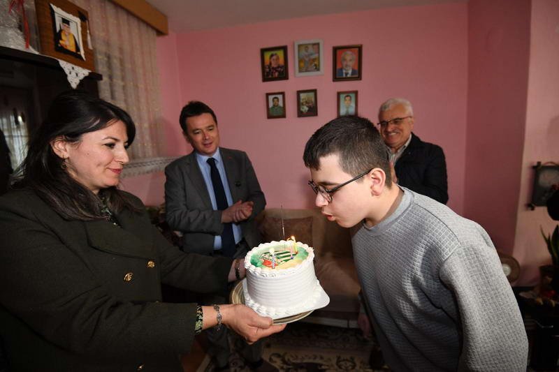 Topluma dokunan çalışmalarıyla gönüllerde iz bırakan Osmangazi Belediye Başkanı Erkan