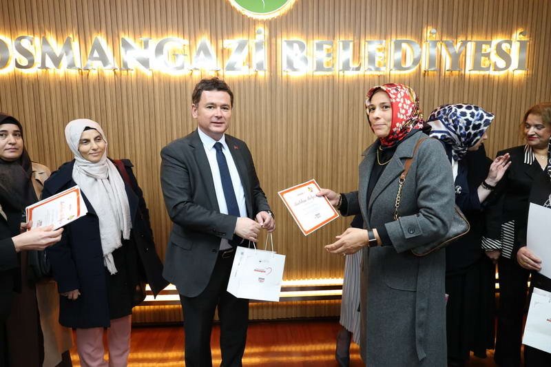 Kimi 30 yaşında kimi 70 yaşında. Kimi, kitap yazmak, kimi