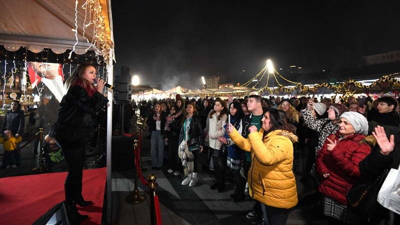 Yeni yıla sayılı günler kala Bursalılar, yılbaşı coşkusunu Osmangazi Meydanı’nda