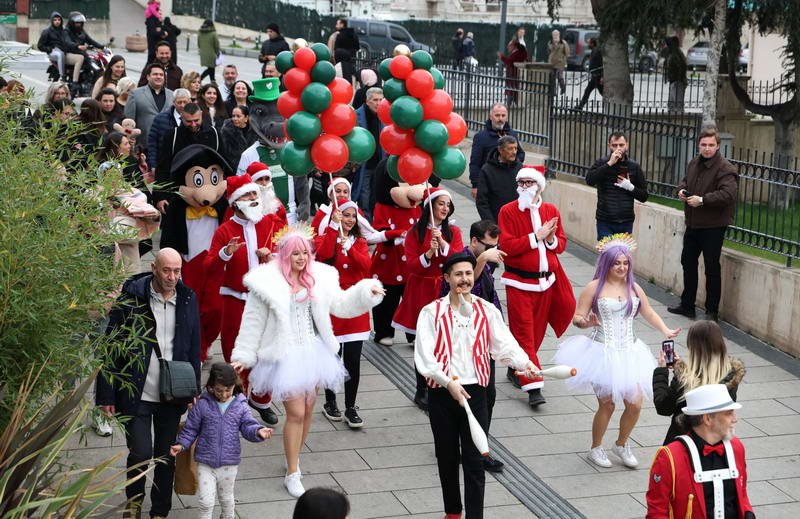 Osmangazi Belediyesi, tarafından Osmangazi Meydanı’nda kurulan ‘Yeni Yıl Festivali’ alanında