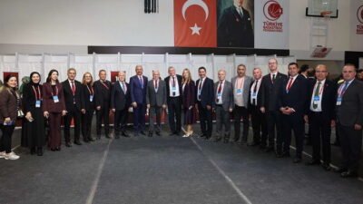 Türkiye'nin dört bir yanından kurultaya gelen parti örgütünün coşkusunu ve