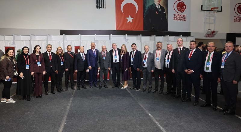 Türkiye'nin dört bir yanından kurultaya gelen parti örgütünün coşkusunu ve