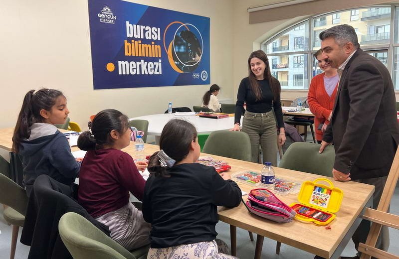 Karapınar Yıldırım Gençlik Merkezi’nde gençlerle bir araya gelen Yıldırım Belediye