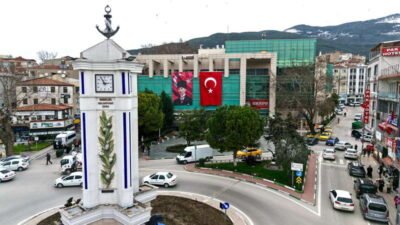 Nusaybin'de yaşanan olayın ardından Gemlik Belediyesi tarafından çarşı meydanında Türk