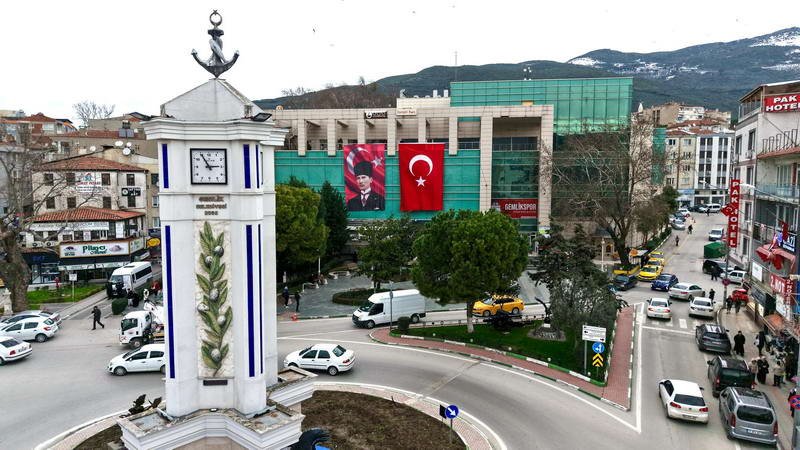 Nusaybin'de yaşanan olayın ardından Gemlik Belediyesi tarafından çarşı meydanında Türk