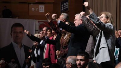 "Üye Katılım Şenliği" sloganıyla düzenlenen törende, yüzlerce yeni üye CHP