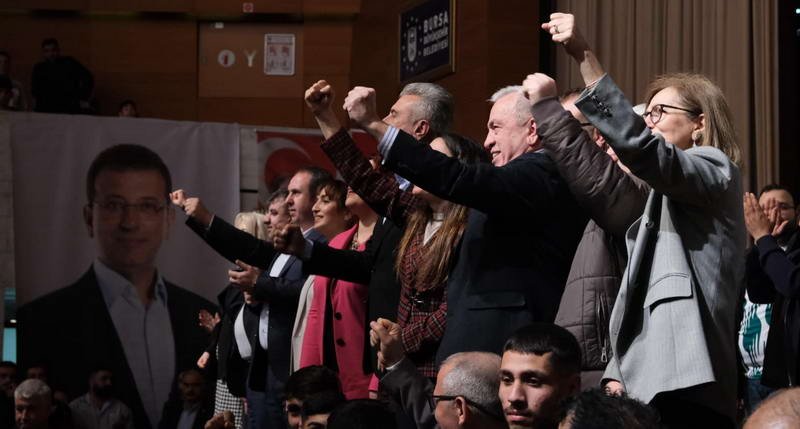 "Üye Katılım Şenliği" sloganıyla düzenlenen törende, yüzlerce yeni üye CHP