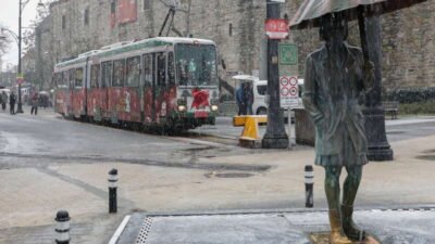 Bursa Büyükşehir Belediyesi tarafından yeni yıl temasıyla süslenerek kent merkezinde