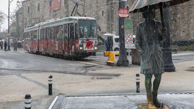 Bursa Büyükşehir Belediyesi tarafından yeni yıl temasıyla süslenerek kent merkezinde