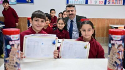 Karnelerini alarak ara yıl tatiline giren çocukları tebrik eden Yıldırım