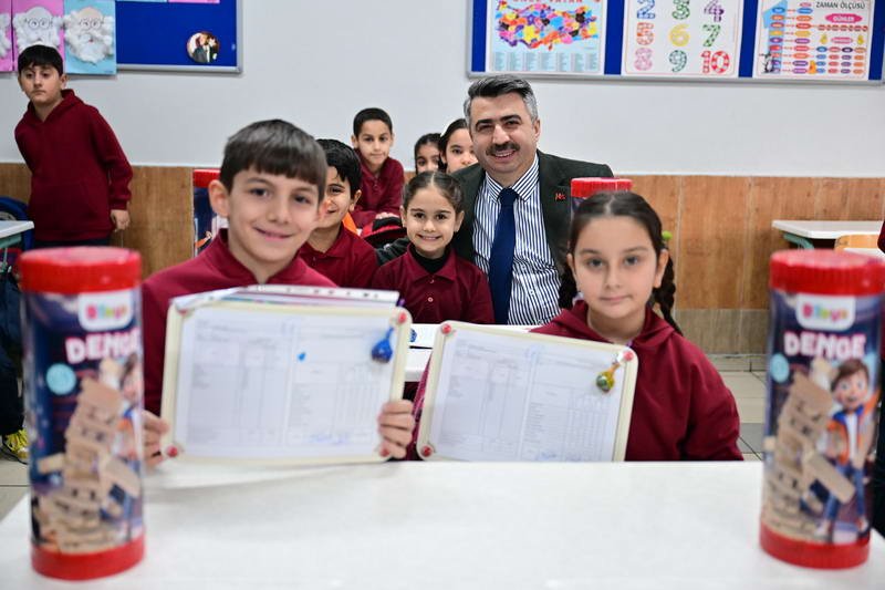 Karnelerini alarak ara yıl tatiline giren çocukları tebrik eden Yıldırım