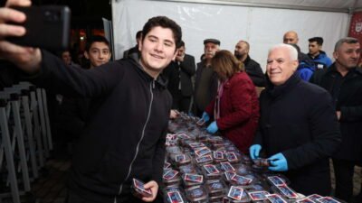 Bursa’nın dört ayrı noktasında kurduğu iftar sofralarında binlerce vatandaşı buluşturan